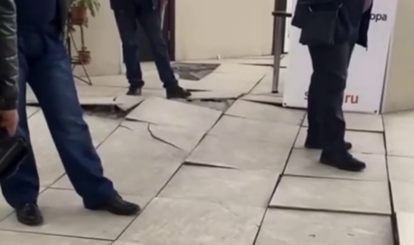 В новокузнецком МФЦ посетители проваливаются в трещины в полу, но власти обещали исправить это только к декабрю 