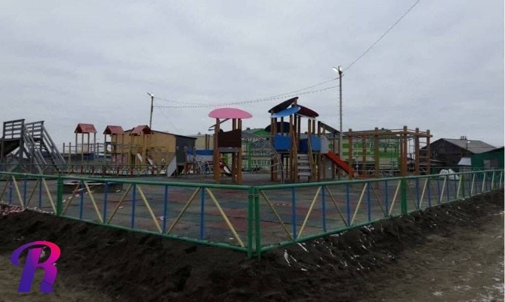 В ЯНАО пятилетнюю девочку убило новыми качелями