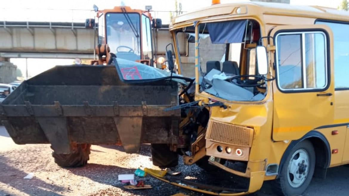 В Воронежской области в ДТП попал школьный автобус