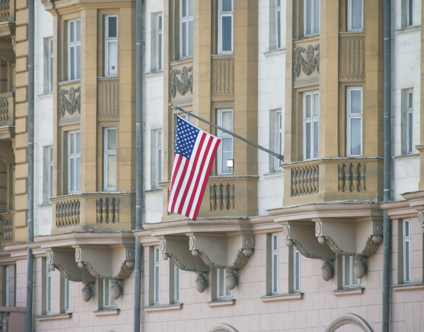 В Москве трое сотрудников посольства США украли рюкзак у детского психолога