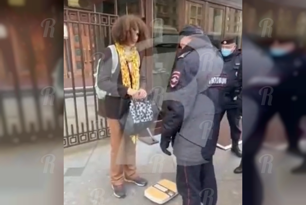 У здания Госдумы полиция задержала активиста, который предлагал депутатам взвеситься