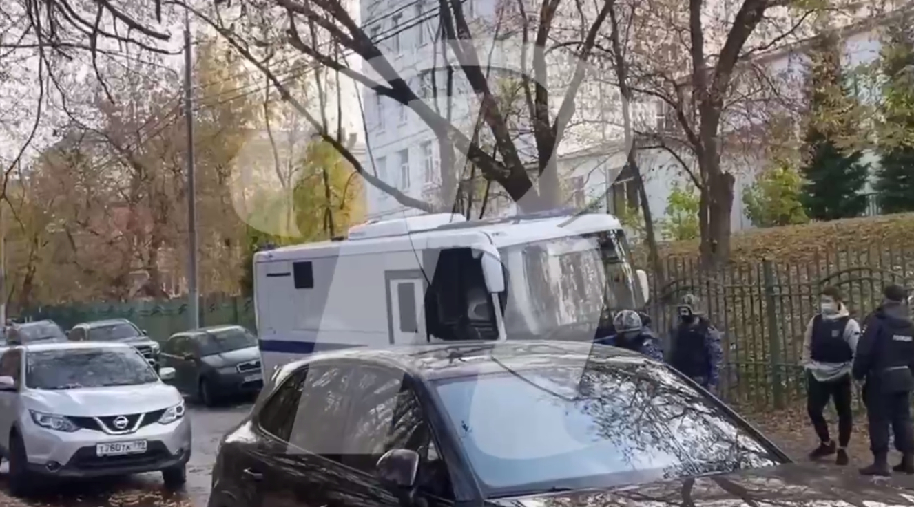 В Москве оцепили школу из-за сообщений о стрельбе