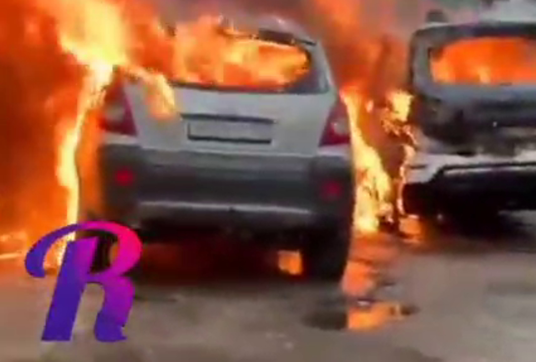 На юге Москвы горит десяток автомобилей