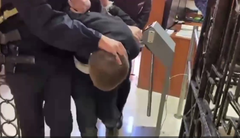 СК показал кадры задержания подозреваемого в изнасиловании 15-летней школьницы