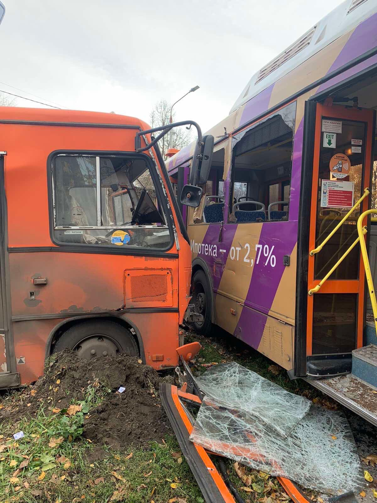 В Нижнем Новгороде при столкновении грузовика и двух автобусов пострадали 18 человек