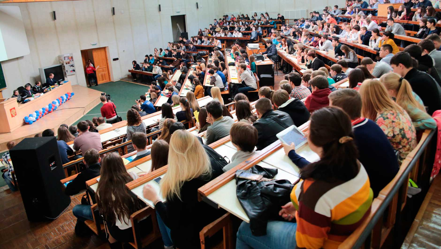 Преподаватель философии НовГУ отправлял свои интимные фото несовершеннолетним студенткам