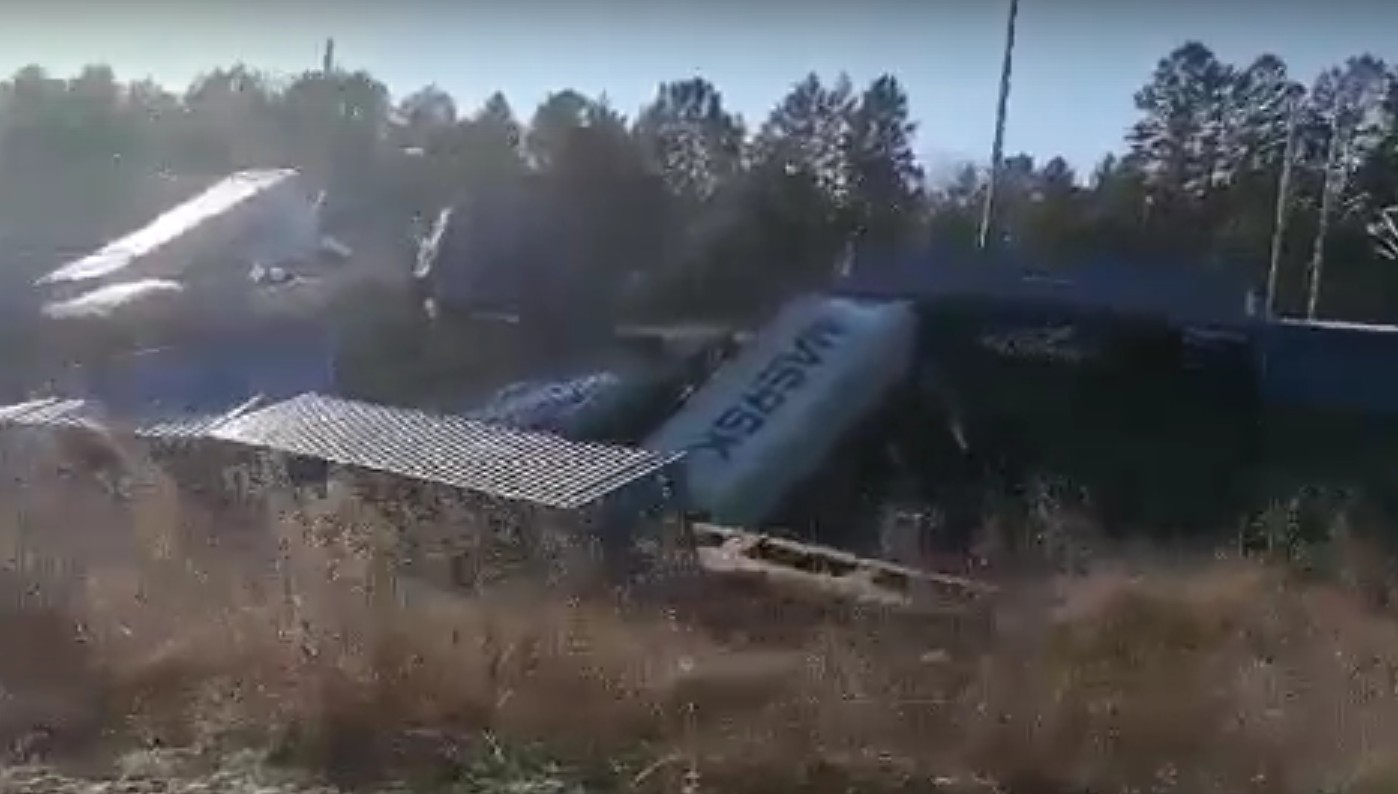 В Амурской области грузовик на железнодорожных путях столкнулся с поездом