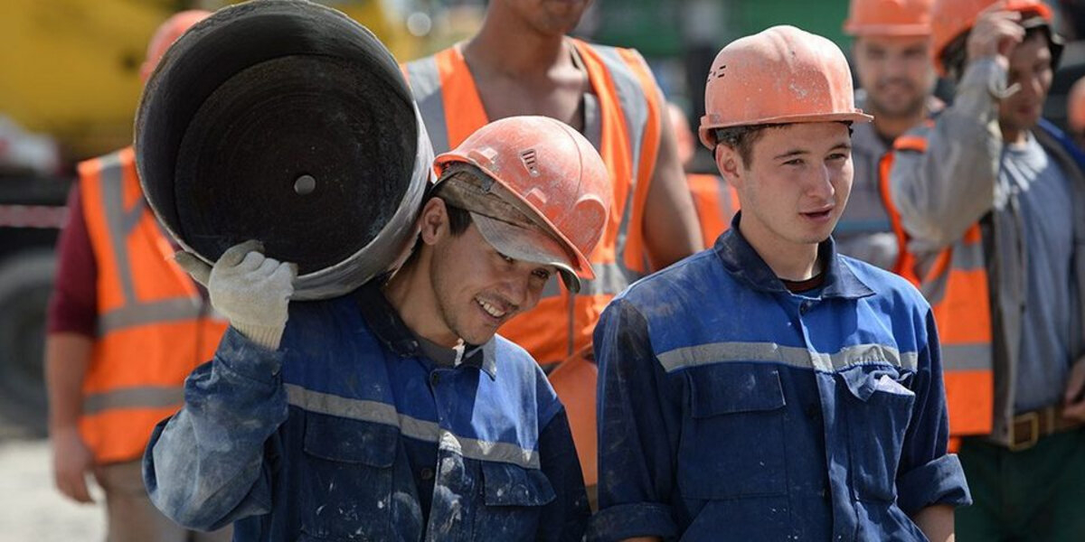 Правительство запланировало ввезти в Россию до конца года еще 200 тысяч мигрантов