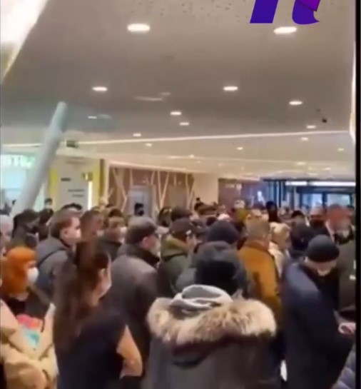 В екатеринбургском торговом центре вакцинация от ковида закончилась столпотворением и дракой