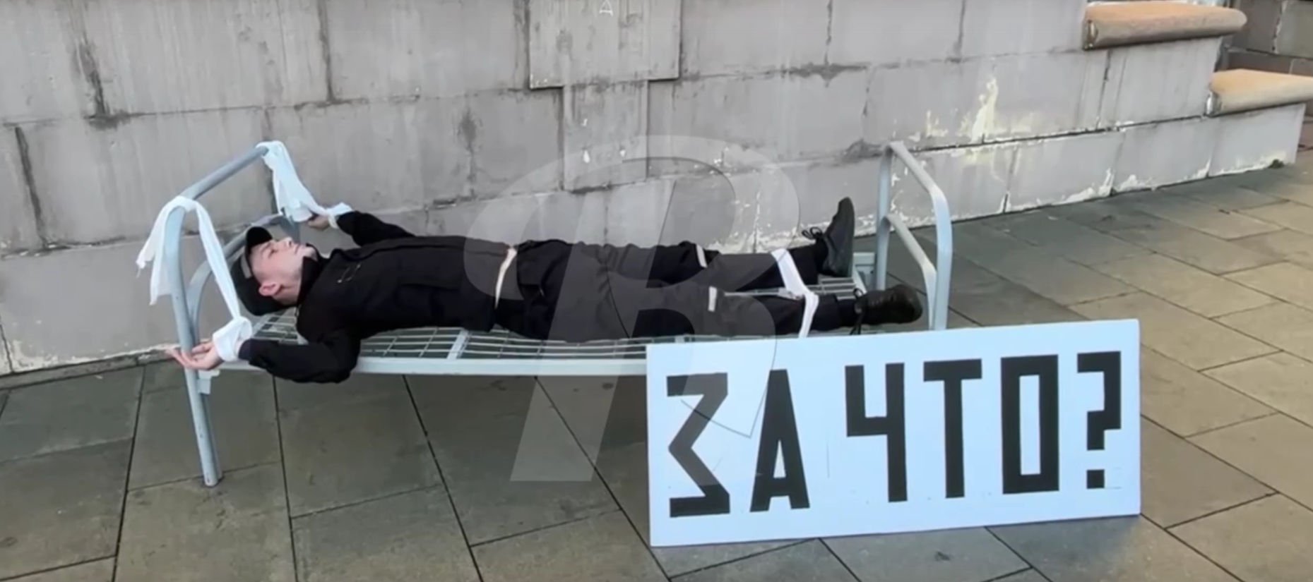 Нацболы провели акцию против пыток у здания ФСИН в Москве