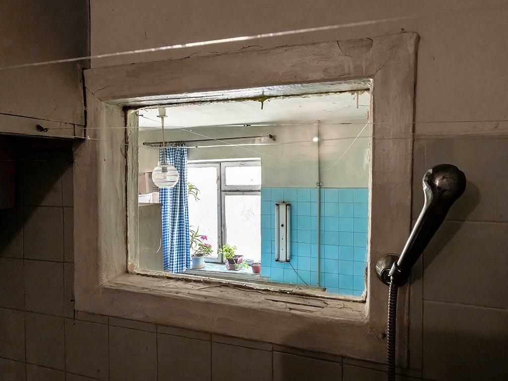 Зачем в старых квартирах делали окно из кухни в санузел
