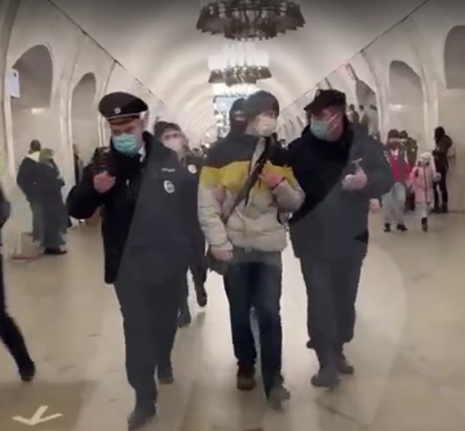 На станции метро «Пушкинская» силовики задержали 12 человек