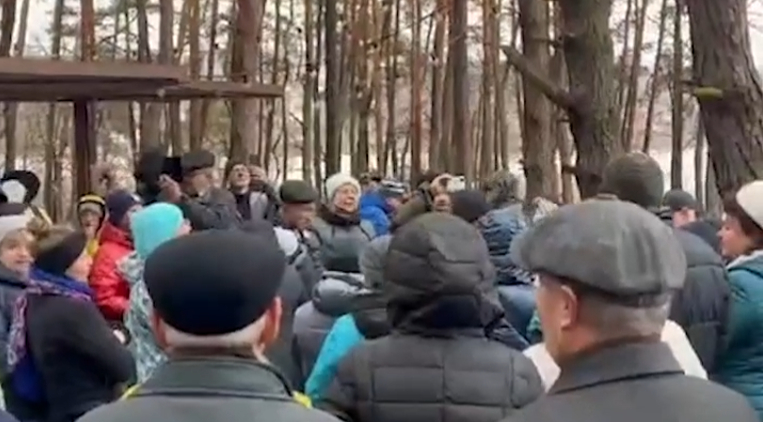 В Белгороде сотни местных жителей вышли на несогласованный митинг против Qr-кодов, распевая «День победы»