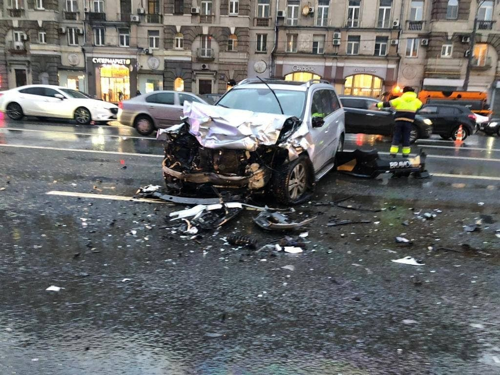 В ДТП на Кутузовском проспекте в Москве пострадали два человека