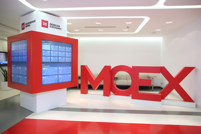 Основные индексы Московской биржи упали до летних минимумов