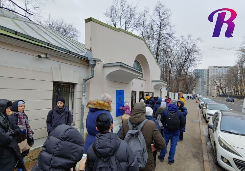 Огромные очереди образовались на входе в «Бауманку» в первый день введения QR-кодов