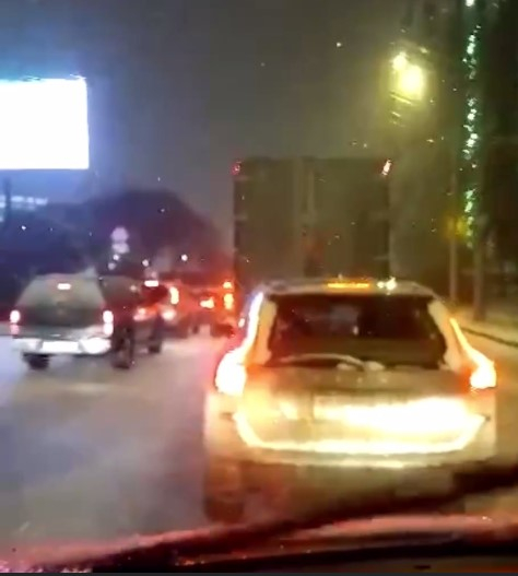 В Москве из-за снегопада на дорогах образовались 10-балльные пробки