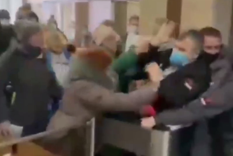В Челябинске противники QR-кодов атаковали здание Заксобрания