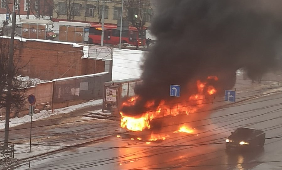 Замурованные в горящем транспорте: в центре Кирова загорелся автобус с пассажирами