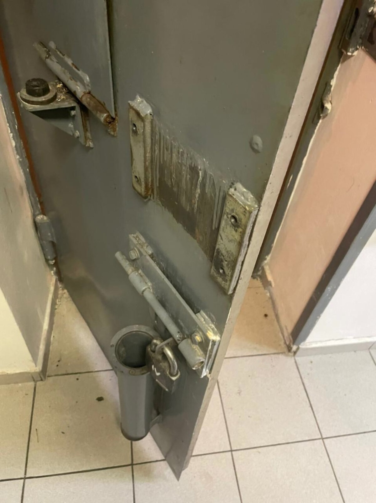 Перед судом предстанут трое сотрудников ИВС в Истре, откуда сбежали заключенные