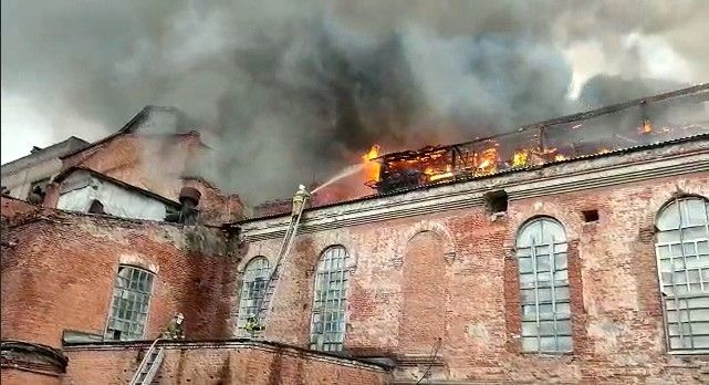 В Курской области загорелся сахарный комбинат