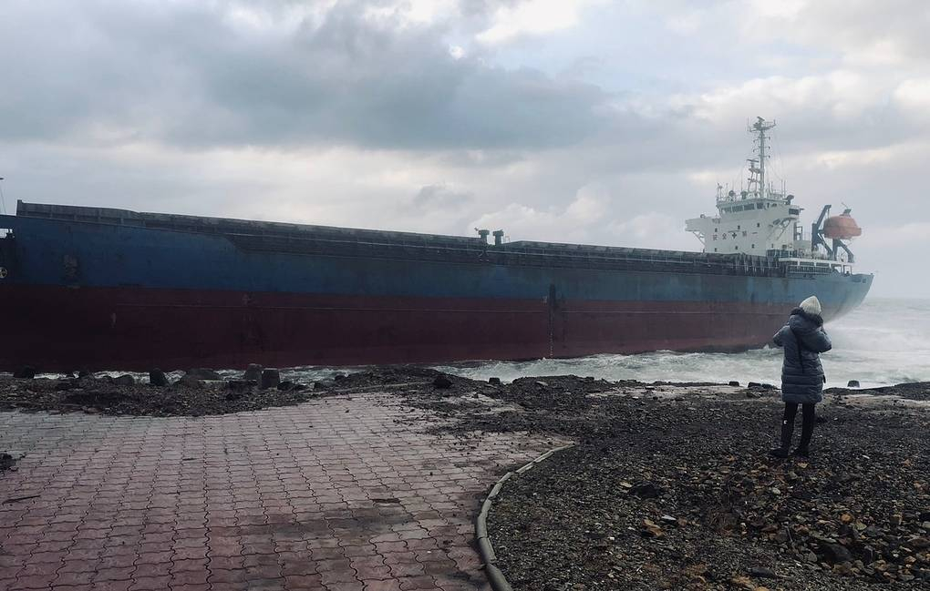 Китайский сухогруз выбросило на берег на Сахалине