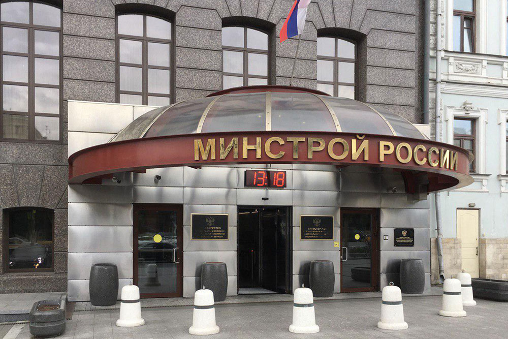Минстрой дал невнятный комментарий по поводу штрафов за остекление балконов