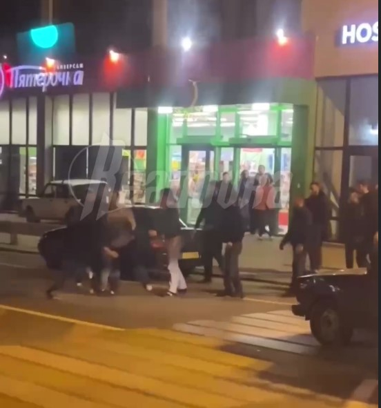 В Адлере массовая драка выплеснулась на проезжую часть улицы