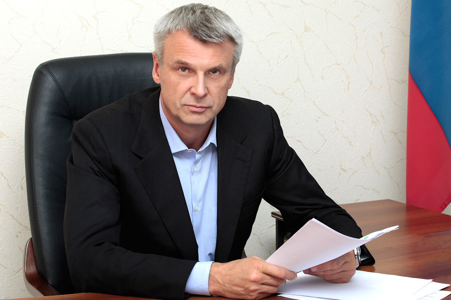 Губернатор Колымы дал предприятиям 10 дней, чтобы вакцинировать сотрудников