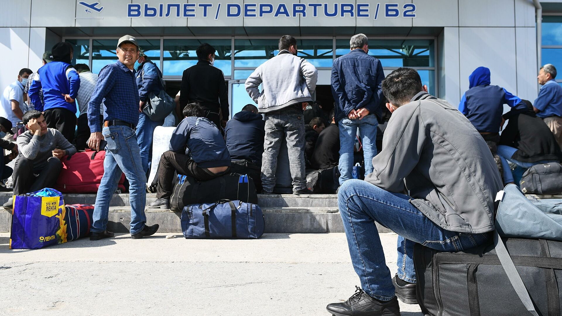 Некоторым мигрантам запретили въезд в Россию на 40 лет из-за участия в драках