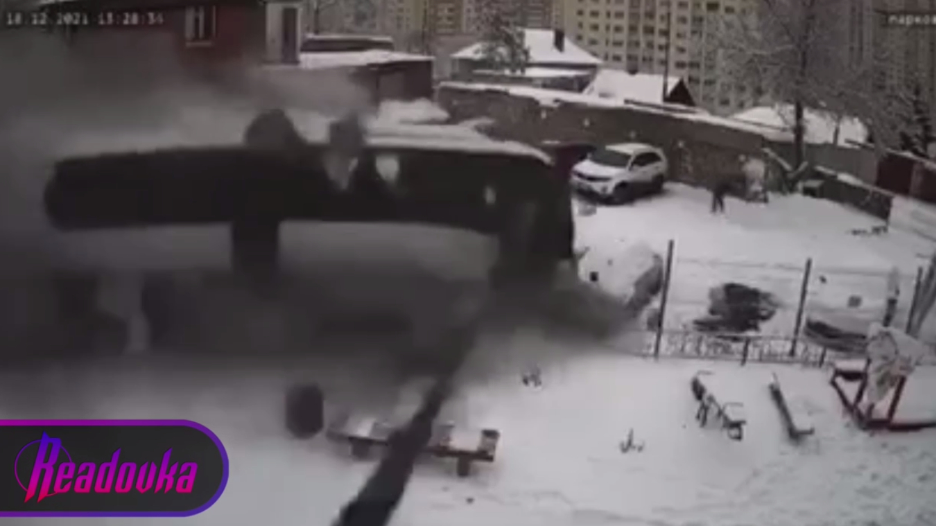 В Саратове рейсовый автобус из-за отказа тормозов потерял управление и протаранил несколько машин