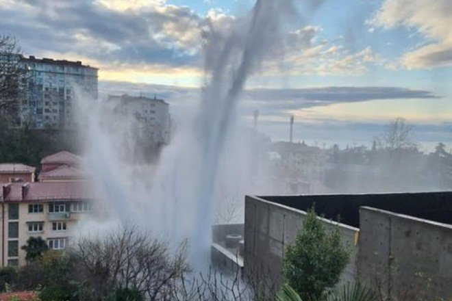 В Сочи более тысячи жителей остались без воды из-за коммунальной аварии после схода оползня