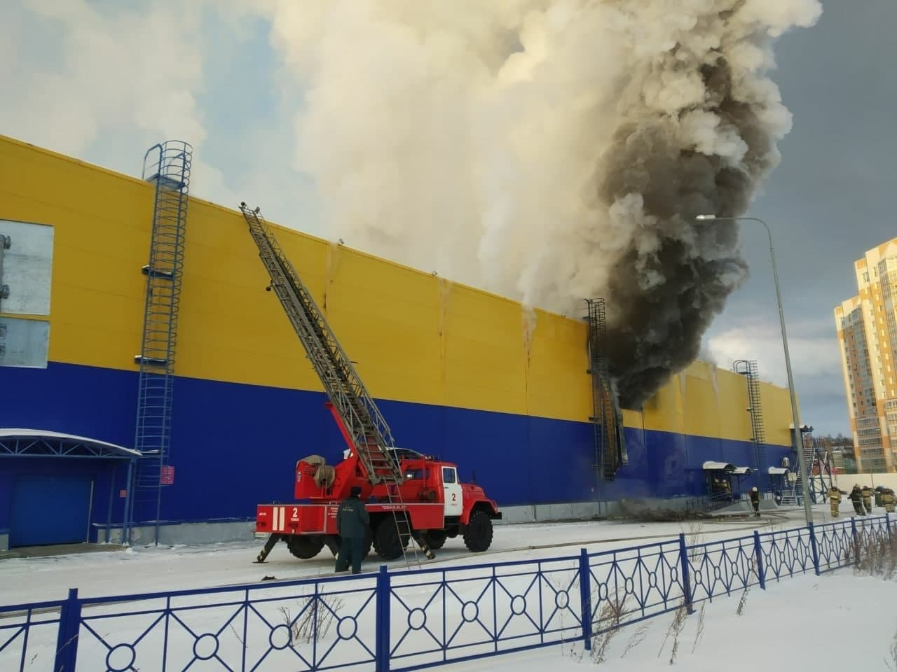 В Томске горит гипермаркет «Лента»