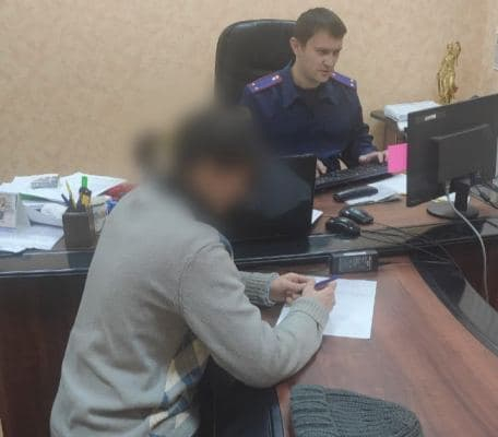 Женщина, оставившая в сугробе двоих детей, перед этим душила обоих шарфом  