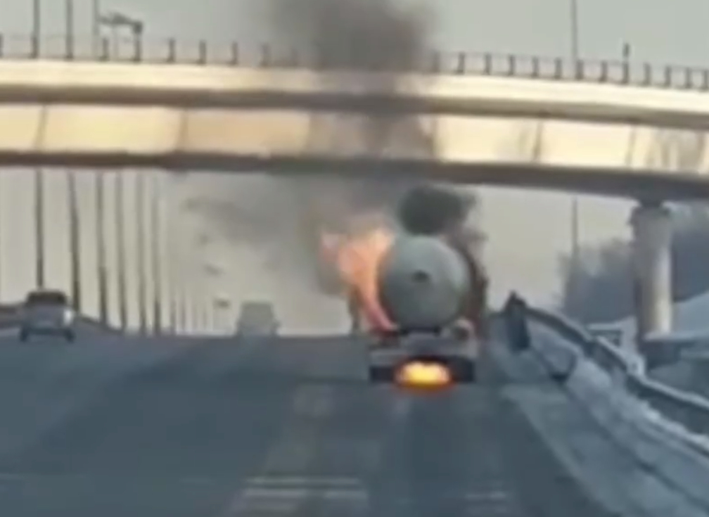 В Москве полтора часа полыхает цистерна пропана