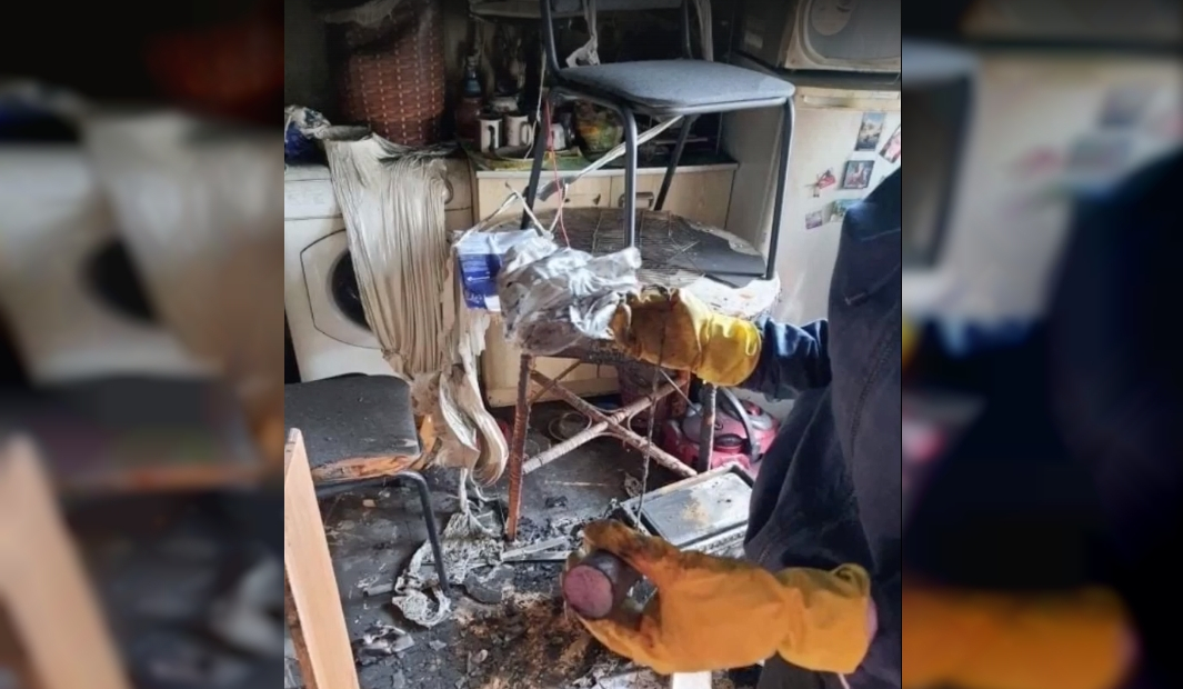 В Астрахани неизвестные пустили сигнальную ракету в окно жилого дома и спалили квартиру