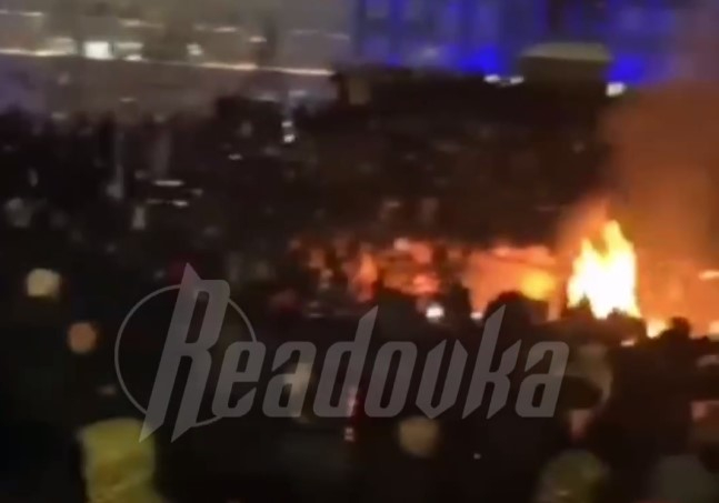 В самом центре Актобе протестующие жгут костры