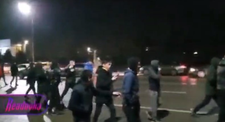 Протестующих в Алматы становится все больше