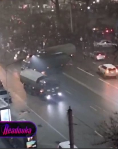 Протестующие прогнали военных из центра Алматы