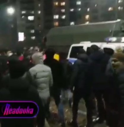 На улицах Алматы продолжают оставаться десятки тысяч человек