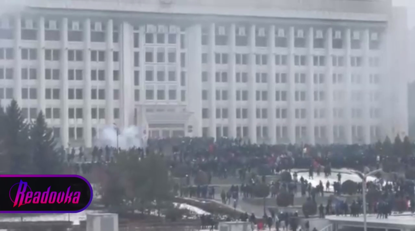Тысячи протестующих окружили резиденцию президента Казахстана в Алматы