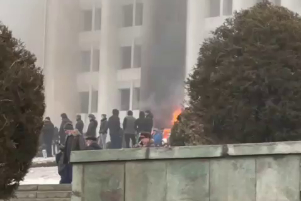 В Алматы полыхает резиденция президента Казахстана