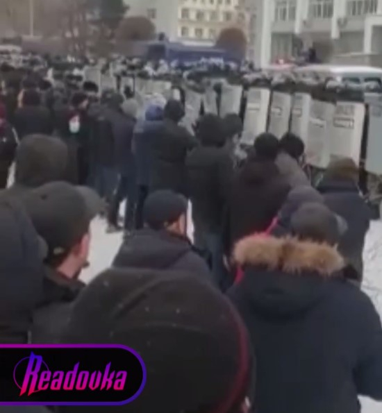 В Семее протестующие пытаются взять штурмом акимат