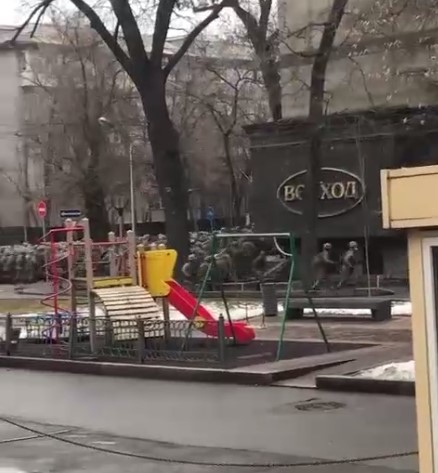 Кадры столкновений силовиков и протестующих в Алматы