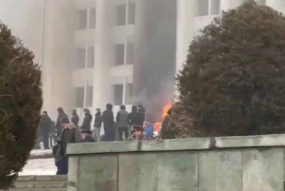Резиденция президента Казахстана в Алматы захвачена