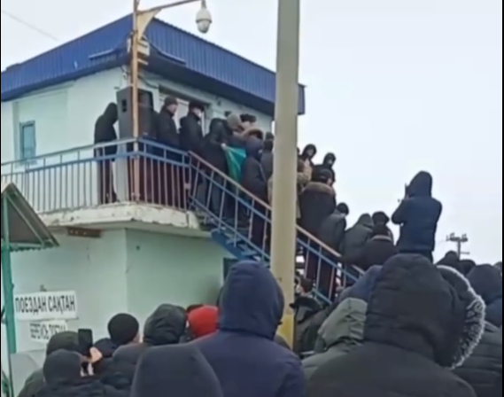 В Аральске протестующие перекрыли трассу и железнодорожный переезд