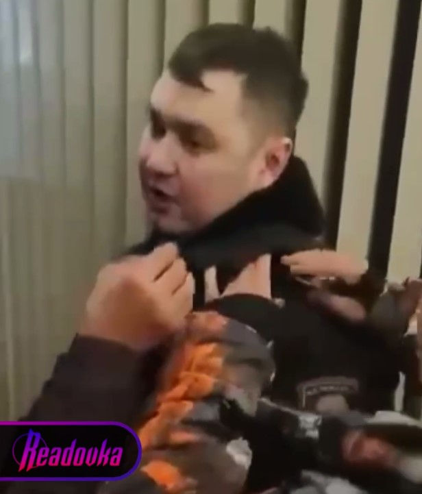 В Казахстане протестующие срывают погоны с полицейских