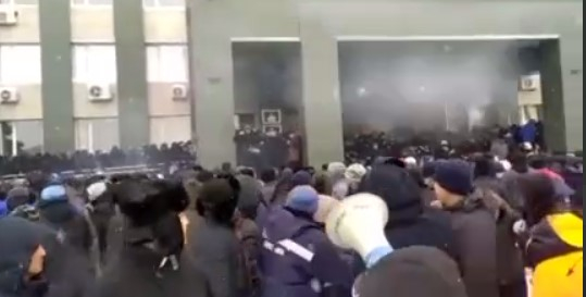 Очевидцы сообщают о взрывах возле здания акимата в Актобе