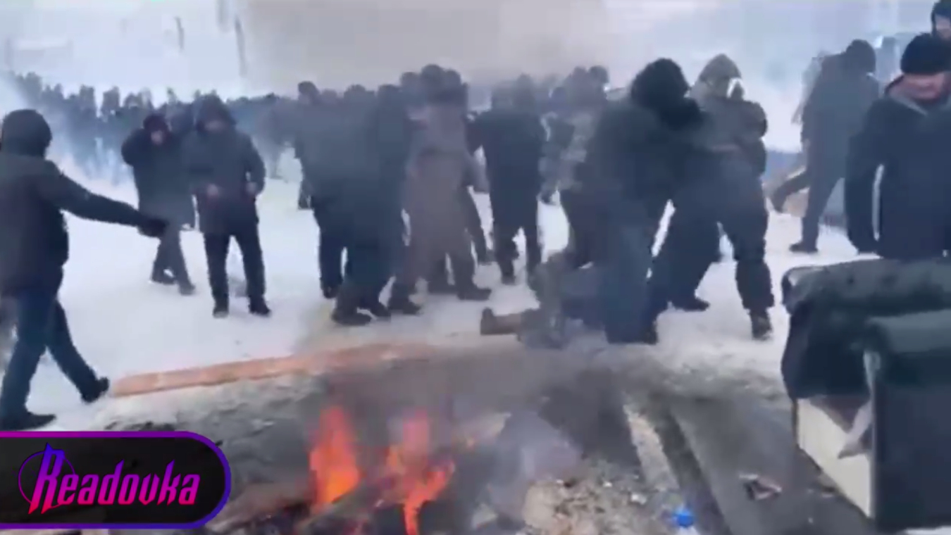 Протестующие публикуют видео с ранеными после взрывов у акимата в Актобе