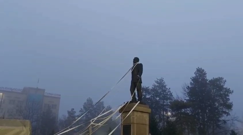 В Талдыкоргане протестующие пытаются спасти памятник Назарбаеву
